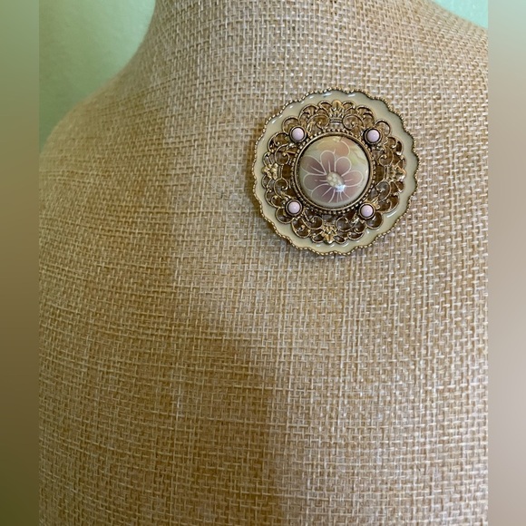 Elegant Gold and Pink Floral Brooch - Picture 2 of 7